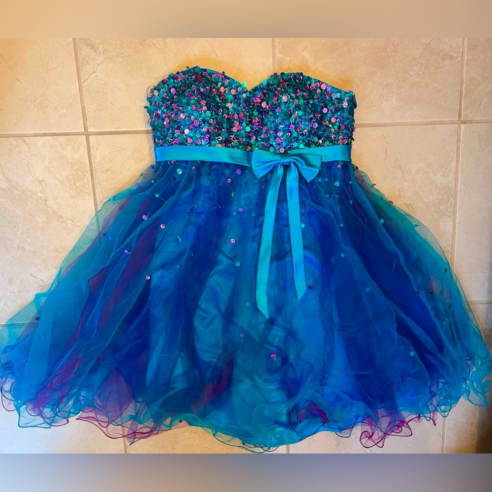 Hannah S Short Prom Dress (SIZE 4)